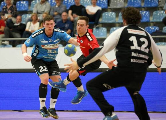 Bietigheim, Handball 2. Bundesliga SG BBM Bietigheim vs. HSG Nordhorn-Lingen:v.l.Philipp Vorlicek (Nordhorn),Martin Marcec (BBM), Björn Buhrmester (Nordhorn)