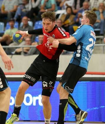 Bietigheim, Handball 2. Bundesliga SG BBM Bietigheim vs. HSG Nordhorn-Lingen:v.l. Gerdas Babarskas (BBM), Alec Smit (HSG)