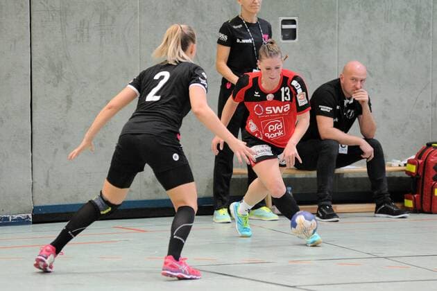 Sabrina Duschner (TSV Haunstetten 13) gegen Dorina Korsos (TusSis Metzingen II 2) TusSies Metzingen II,Handball,Frauen,3.Bundesliga Sued,15.10.2017, Foto:TBaur Eibner Metzingen Copyright: xBaur xEibner-Pressefotox EP_Toba