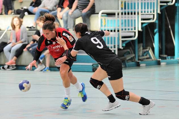 Annika Schmid (TSV Haunstetten 84) gegen Miriam Welser (TusSis Metzingen II 9) TusSies Metzingen II,Handball,Frauen,3.Bundesliga Sued,15.10.2017, Foto:TBaur Eibner Metzingen Copyright: xBaur xEibner-Pressefotox EP_Toba
