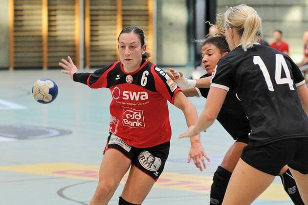 Patricia Horner (TSV Haunstetten 6) gegen Delaila Amega (TusSis Metzingen II 5) TusSies Metzingen II,Handball,Frauen,3.Bundesliga Sued,15.10.2017, Foto:TBaur Eibner Metzingen Copyright: xBaur xEibner-Pressefotox EP_Toba