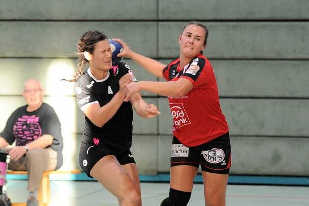 Sarah Irmler (TSV Haunstetten 18) gegen Alexandra Kubasta (TusSis Metzingen II 4) TusSies Metzingen II,Handball,Frauen,3.Bundesliga Sued,15.10.2017, Foto:TBaur Eibner Metzingen Copyright: xBaur xEibner-Pressefotox EP_Toba