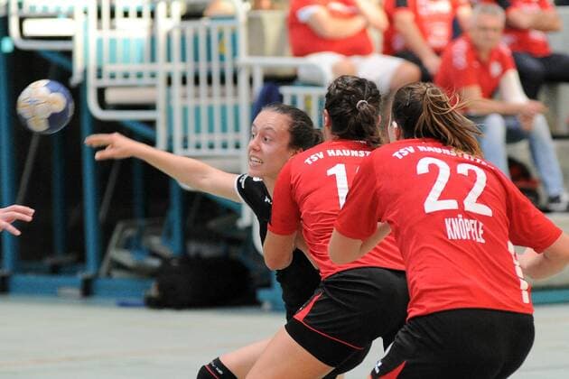 Miriam Welser (TusSis Metzingen II 9) gegen Sarah Irmler (TSV Haunstetten 18) TusSies Metzingen II,Handball,Frauen,3.Bundesliga Sued,15.10.2017, Foto:TBaur Eibner Metzingen Copyright: xBaur xEibner-Pressefotox EP_Toba