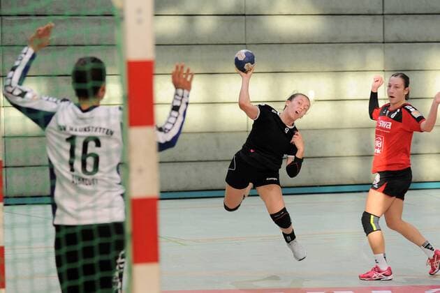 Miriam Welser (TusSis Metzingen II 9) gegen Sabrina Albrecht (TSV Haunstetten 16) im Tor TusSies Metzingen II,Handball,Frauen,3.Bundesliga Sued,15.10.2017, Foto:TBaur Eibner Metzingen Copyright: xBaur xEibner-Pressefotox EP_Toba
