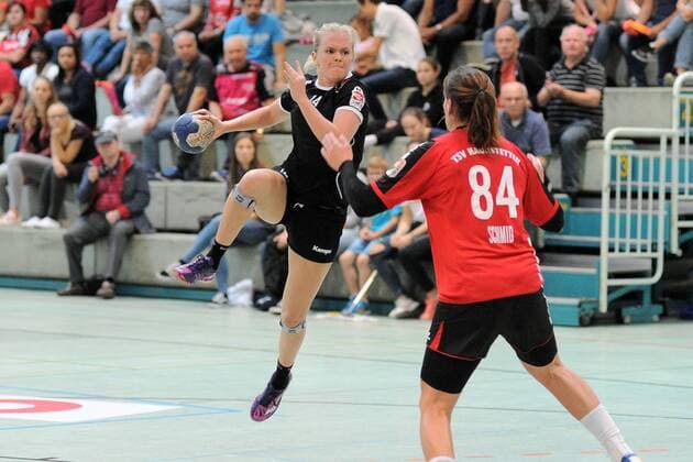 Stina Karlsson (TusSis Metzingen II 14) gegen Annika Schmid (TSV Haunstetten 84) TusSies Metzingen II,Handball,Frauen,3.Bundesliga Sued,15.10.2017, Foto:TBaur Eibner Metzingen Copyright: xBaur xEibner-Pressefotox EP_Toba