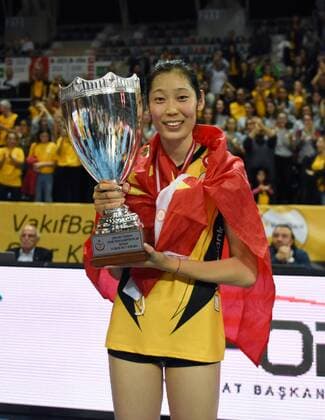 (171016) -- ANKARA, Oct. 16, 2017 -- Vakifbank player Zhu Ting holds the trophy after the Turkish Women Volleyball Super Cup match between Vakifbank and Fenerbahce in Ankara, Turkey, on Oct. 15, 2017. Vakifbank won 3-0. ) (SP)TURKEY-ANKARA-VOLLEYBALL-TURKISH SUPER CUP-VAKIFBANK VS FENERBAHCE HexCanling 