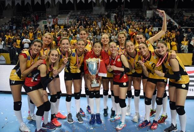 (171016) -- ANKARA, Oct. 16, 2017 -- Vakifbank players pose for photo after the Turkish Women Volleyball Super Cup match between Vakifbank and Fenerbahce in Ankara, Turkey, on Oct. 15, 2017. Vakifbank won 3-0. ) (SP)TURKEY-ANKARA-VOLLEYBALL-TURKISH SUPER CUP-VAKIFBANK VS FENERBAHCE HexCanling 