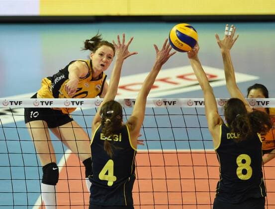 (171016) -- ANKARA, Oct. 16, 2017 -- Vakifbank player Lonneke Sloetjes(1st L) spikes the ball during the Turkish Women Volleyball Super Cup match between Vakifbank and Fenerbahce in Ankara, Turkey, on Oct. 15, 2017. Vakifbank won 3-0. ) (SP)TURKEY-ANKARA-VOLLEYBALL-TURKISH SUPER CUP-VAKIFBANK VS FENERBAHCE HexCanling 