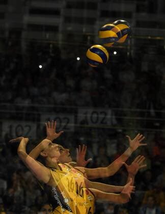 (171016) -- ANKARA, Oct. 16, 2017 -- Multiple exposure photo shows Vakifbank player Milena Rasic serves the ball during the Turkish Women Volleyball Super Cup match between Vakifbank and Fenerbahce in Ankara, Turkey, on Oct. 15, 2017. Vakifbank won 3-0. ) (SP)TURKEY-ANKARA-VOLLEYBALL-TURKISH SUPER CUP-VAKIFBANK VS FENERBAHCE HexCanling 
