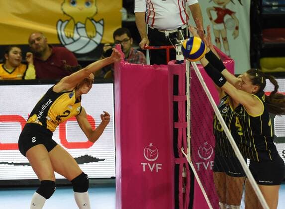 (171016) -- ANKARA, Oct. 16, 2017 -- Vakifbank player Gozde Kirdar(L) spikes the ball during the Turkish Women Volleyball Super Cup match between Vakifbank and Fenerbahce in Ankara, Turkey, on Oct. 15, 2017. Vakifbank won 3-0. ) (SP)TURKEY-ANKARA-VOLLEYBALL-TURKISH SUPER CUP-VAKIFBANK VS FENERBAHCE HexCanling 
