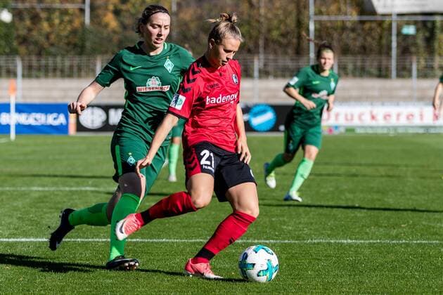 v.li.: Katharina Schiechtl (SV Werder Bremen, 9) und Klara Bühl (Buhl, Buehl, SC Freiburg, 21) im Laufduell, Fussball, Allianz Frauen-Bundesliga, SC Freiburg - SV Werder Bremen,