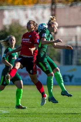 v.li.: Anja Maike Hegenauer (SC Freiburg, 24) und Lina Hausicke (SV Werder Bremen, 18) im Kopfballduell, header duel, Kopfball, Fussball, Allianz Frauen-Bundesliga, SC Freiburg - SV Werder Bremen,