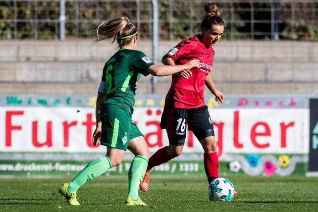 v.li.: Marie-Louise Eta (SV Werder Bremen, 6) und Lina Maria Magull (SC Freiburg, 16) im Zweikampf, Duell, duel, tackle, Fussball, Allianz Frauen-Bundesliga, SC Freiburg - SV Werder Bremen,