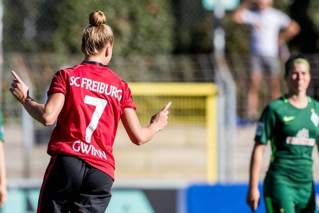 Giulia Gwinn (SC Freiburg, 7) beim Torjubel, Goal celebration, celebrate the goal, goal celebration, nach dem 1:0 für den SC Freiburg, Fussball, Allianz Frauen-Bundesliga, SC Freiburg - SV Werder Bremen,