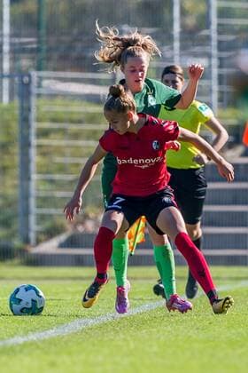 v.li.: Giulia Gwinn (SC Freiburg, 7) und Nina Lührßen (Luehrssen, SV Werder Bremen, 4) im Zweikampf, Duell, duel, tackle, Fussball, Allianz Frauen-Bundesliga, SC Freiburg - SV Werder Bremen,