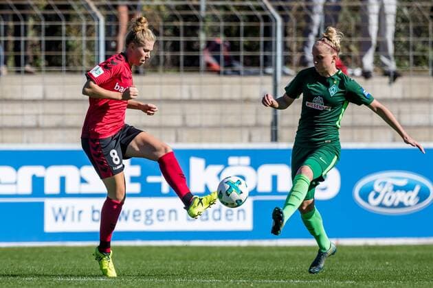 v.li.: Rebecca Knaak (SC Freiburg, 8) und Lina Hausicke (SV Werder Bremen, 18) im Zweikampf, Duell, duel, tackle, Fussball, Allianz Frauen-Bundesliga, SC Freiburg - SV Werder Bremen,