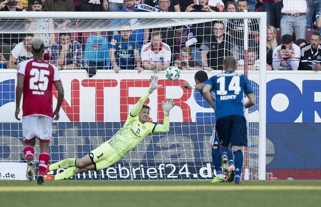Sejad SALIHOVIC (HH) schiesst per Elfmeter das Tor zum 3:2, gegen Torwart Rene ADLER (MZ), Aktion, Handelfmeter Fussball 1. Bundesliga, 8. Spieltag, 1. FSV Mainz 05 (MZ) - Hamburger SV (HH), am 14.10.2017 in Mainz Deutschland.