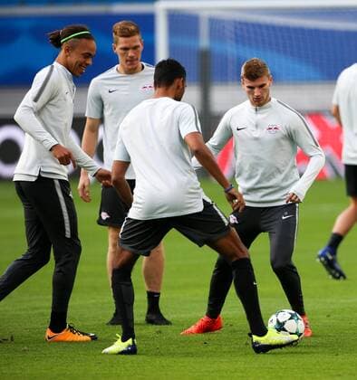 RB Leipzig - Training Champions League Leipzig, 16.10.2017, Red Bull Arena, Fussball, UEFA Champions League, Gruppe G, 3.Spieltag, Training am Vortag des Spiels , RB Leipzig vs. FC Porto , RB Leipzig Training. Im Bild v.l.: Yussuf Poulsen, Marcel Halstenberg, Marvin Compper und Timo Werner