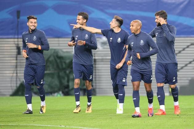 Training Porto Champions League Leipzig, 16.10.2017, Red Bull Arena, Fussball, UEFA Champions League, Gruppe G, 3.Spieltag, Training am Vortag des Spiels , RB Leipzig vs. FC Porto , FC Porto Training. , Im Bild v.l.: Alex Telles (13, Porto), Diego Reyes (23, Porto), Hector Herrera (16, Porto), Yacine Brahimi (8, Porto) und Felipe (28, Porto)