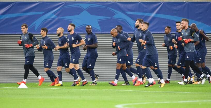 Bilder des Tages - SPORT Training Porto Champions League Leipzig, 16.10.2017, Red Bull Arena, Fussball, UEFA Champions League, Gruppe G, 3.Spieltag, Training am Vortag des Spiels , RB Leipzig vs. FC Porto , FC Porto Training. , Im Bild: Spieler des FC Porto laufen sich warm.