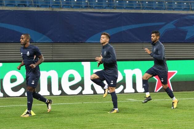 Training Porto Champions League Leipzig, 16.10.2017, Red Bull Arena, Fussball, UEFA Champions League, Gruppe G, 3.Spieltag, Training am Vortag des Spiels , RB Leipzig vs. FC Porto , FC Porto Training. Im Bild v.l.: Ricardo Pereira (21, Porto), Otavio Otavio (25, Porto) und Jesus Corona (17, Porto)