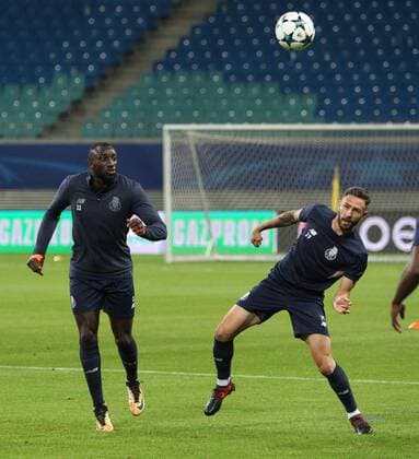 Training Porto Champions League Leipzig, 16.10.2017, Red Bull Arena, Fussball, UEFA Champions League, Gruppe G, 3.Spieltag, Training am Vortag des Spiels , RB Leipzig vs. FC Porto , FC Porto Training. Im Bild v.l.: Moussa Marega (11, Porto) und Miguel Layun (19, Porto)