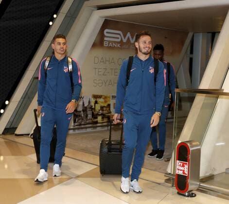 Llegada del Atletico al aeropuerto de Baku antes del partido de Champions League contra el Qarabag. En la imagen, Lucas y Saul. Atletico arrives at Baku airport before the Champions League against Qarabag. In this picture, Lucas and Saul. 