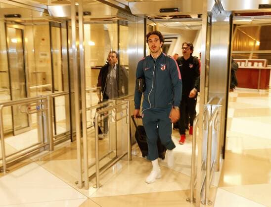 Llegada del Atletico al aeropuerto de Baku antes del partido de Champions League contra el Qarabag. En la imagen, Vrsaljko. Atletico arrives at Baku airport before the Champions League against Qarabag. In this picture, Vrsaljko. 