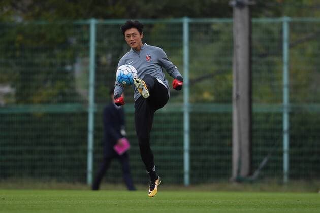 A player of Japan s Urawa Red Diamonds takes part in a training session for the second semifinal match against China s Shanghai SIPG during the 2017 AFC Champions League in Urawa, Saitama, Japan, 17 October 2017. Urawa Red Diamonds in full preparation for AFC semifinal against Shanghai SIPG  20171017_07133