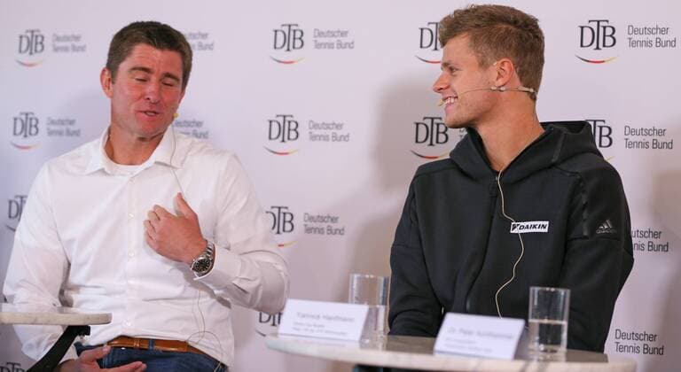 ISMANING,DEUTSCHLAND,17.10.2017 - TENNIS - DTB Podiumsdiskussion. Image shows Deutschland, Ismaning - Tennis - DTB Podiumsdiskussion. Im Bild Davis-Cup-Kapitaen Michael Kohlmann und Davis Cup-players Yannick Hanfmann. Photo: GEPA pictures Thomas Bachun Ismaning Copyright: xBachun xEibner-Pressefotox EP_tbn