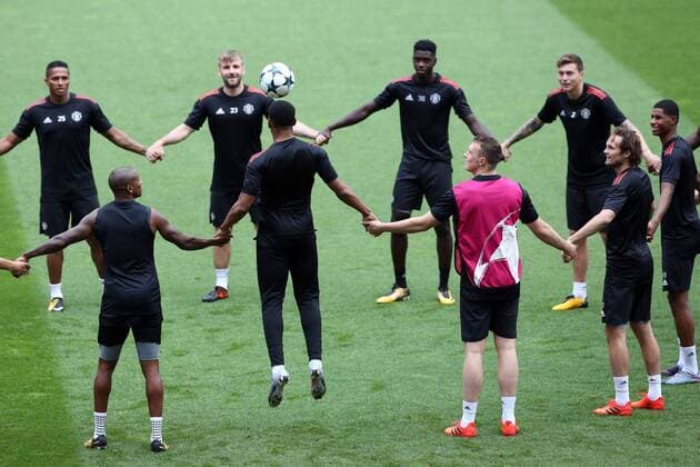 Bilder des Tages - SPORT October 17, 2017 - Lisbon, Portugal - Manchester United ManU s team players attend a training session at the Luz stadium in Lisbon, Portugal on October 17, 2017, on the eve of the UEFA Champions League football match SL Benfica vs Manchester United. Photo: UEFA Champions League - Manchester United press conference PK Pressekonferenz and training - ZUMAf123 20171017_zap_f123_004 Copyright: xPedroxFiuzax