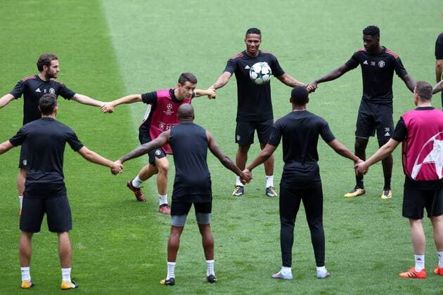 October 17, 2017 - Lisbon, Portugal - Manchester United ManU s team players attend a training session at the Luz stadium in Lisbon, Portugal on October 17, 2017, on the eve of the UEFA Champions League football match SL Benfica vs Manchester United. Manchester United Training and press conference PK Pressekonferenz  - ZUMAn230 20171017_zaa_n230_149 Copyright: xPedroxFiuzax
