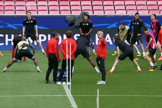 October 17, 2017 - Lisbon, Portugal - Manchester United ManU s Portuguese head coach Jose Mourinho and team players attend a training session at the Luz stadium in Lisbon, Portugal on October 17, 2017, on the eve of the UEFA Champions League football match SL Benfica vs Manchester United. Manchester United Training and press conference PK Pressekonferenz  - ZUMAn230 20171017_zaa_n230_158 Copyright: xPedroxFiuzax