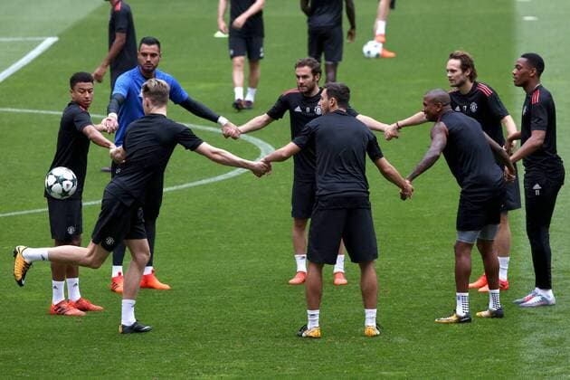 October 17, 2017 - Lisbon, Portugal - Manchester United ManU s team players attend a training session at the Luz stadium in Lisbon, Portugal on October 17, 2017, on the eve of the UEFA Champions League football match SL Benfica vs Manchester United. Manchester United Training and press conference PK Pressekonferenz  - ZUMAn230 20171017_zaa_n230_159 Copyright: xPedroxFiuzax