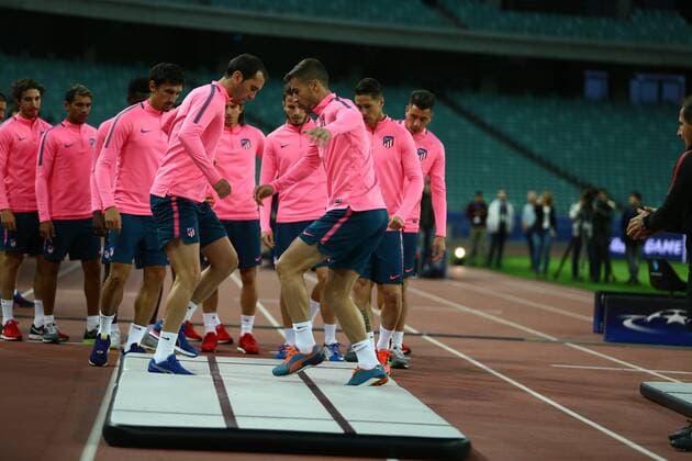 Bilder des Tages - SPORT Qarabag: Atletico Madrid UEFA Champions Leuge Gro Atletico s players in action during a training session at Baku Olympic stadium in Baku, Azerbaijan, 17 October 2017. Atletico Madrid will face FK Qarabag in the UEFA Champions League Group C soccer match on 18 October 2017. Baku Azerbaijan  AzizxKarimovx xPacifcixPress