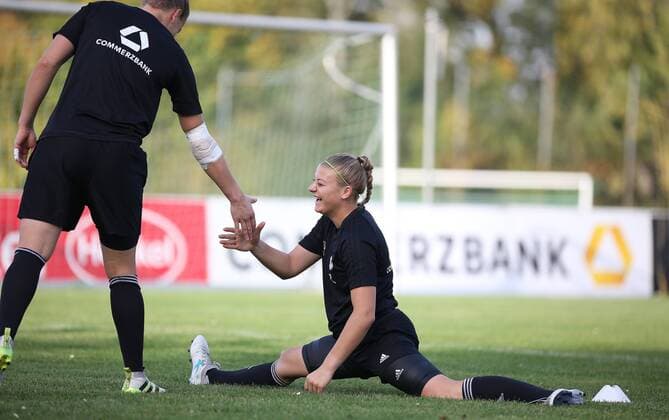 IMAGO Iconic Moments, Fußball - Frauen Bilder des Tages - SPORT 17.10,2017 xcex Mainz-Kastel, KFV-Stadion, Deutsche Frauen Nationalmannschaft (DFB), DFB Frauen Training vor dem WM Qualifikationsspiel gegen Island Carina Schlüter lacht, hat Spaß, im Spagat