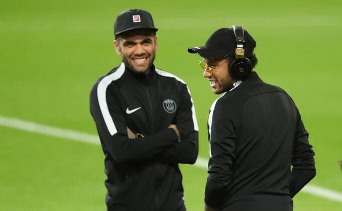PSG s Dani Alves and PSG s Neymar Jr pictured on the field of the stadium as French soccer team Paris Saint-Germain made his training in Paris earlier today, Tuesday 17 October 2017 in Brussels. Tomorrow PSG is playing a game in the group stage (Group B) of the UEFA Champions League competition against Belgian soccer team RSC Anderlecht. VIRGINIExLEFOUR  x05184804x