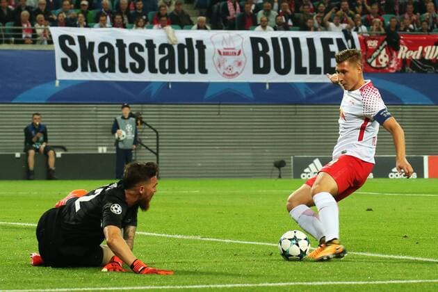 17.10.2017, xkvx, Fussball Champions League, RB Leipzig - FC Porto, emspor, v.l. Goal scored, Tor zum 1:0 durch Willi Orban (RB Leipzig) Leipzig