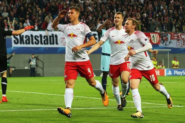 17.10.2017, xkvx, Fussball Champions League, RB Leipzig - FC Porto, emspor, v.l. Torjubel, Goal celebration, celebrate the goal zum 1:0 durch Willi Orban (RB Leipzig) mit der Mannschaft Leipzig
