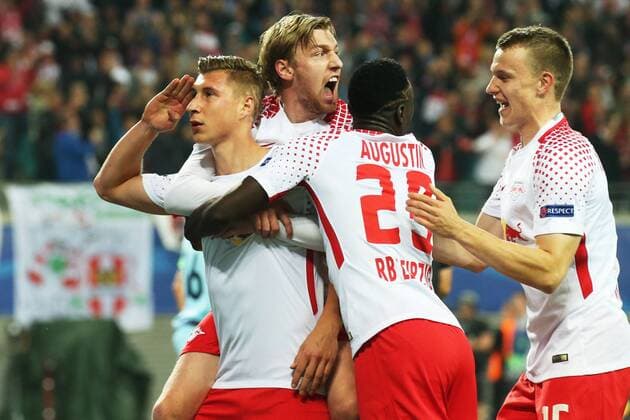 Themen der Woche - SPORT Bilder des Tages - SPORT 17.10.2017, xkvx, Fussball Champions League, RB Leipzig - FC Porto, emspor, v.l. Torjubel, Goal celebration, celebrate the goal zum 1:0 durch Willi Orban (RB Leipzig) mit der Mannschaft Leipzig