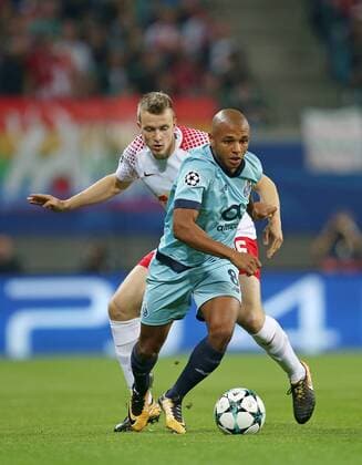 17.10.2017, Fussball UEFA Champions League 2017 2018, Gruppenphase, 3.Spieltag, RB Leipzig - FC Porto, in der Red Bull Arena Leipzig. v.l. Lukas Klostermann (RB Leipzig) gegen Yacine Brahimi (FC Porto)