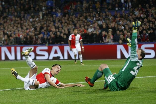 (L-R), Steven Berghuis of Feyenoord, Andriy Pyatov of FC Shakhtar Donesk during the UEFA Champions League group F match between Feyenoord Rotterdam and Shakhtar Donetsk at the Kuip on October 17, 2017 in Rotterdam, The Netherlands UEFA Champions League 2017 2018 xVIxVIxImagesx xJeroenxPutmansxIVx 9040034