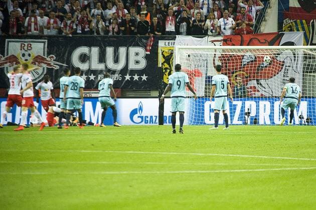 UEFA Champions League 2017 2018, Gruppenphase, 3. Spieltag - RB Leipzig vs. FC Porto Orban (links, am Boden liegend) erzielt das 1:0. Leipzig Sachsen Deutschland