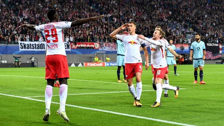 Fussball, Herren, Saison 2017 2018, Champions League (Gruppe G, 3. Spieltag), RB Leipzig - FC Porto, Jubel nach dem Tor zum 1:0, Jean-Kevin Augustin (Nr. 29, RB Leipzig), Willi Orban (Nr. 4, RB Leipzig), Emil Forsberg (Nr. 10, RB Leipzig), Lukas Klostermann (Nr. 16, RB Leipzig), 17.10. 2017, Copyright: xMatthiasxKochx