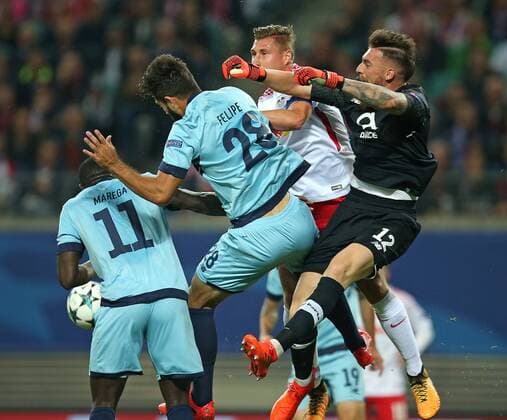 17.10.2017, Fussball UEFA Champions League 2017 2018, Gruppenphase, 3.Spieltag, RB Leipzig - FC Porto, in der Red Bull Arena Leipzig. v.l. Moussa Marega (FC Porto) und Felipe (FC Porto) gegen Willi Orban (RB Leipzig) unf Torwart Jose Sa (FC Porto)