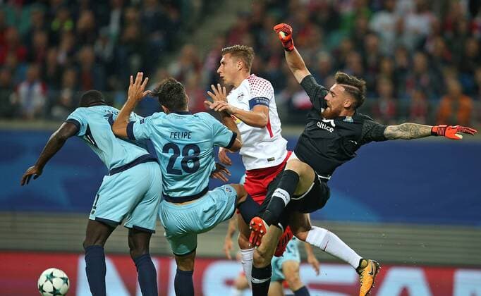17.10.2017, Fussball UEFA Champions League 2017 2018, Gruppenphase, 3.Spieltag, RB Leipzig - FC Porto, in der Red Bull Arena Leipzig. v.l. Moussa Marega (FC Porto) und Felipe (FC Porto) gegen Willi Orban (RB Leipzig) unf Torwart Jose Sa (FC Porto)