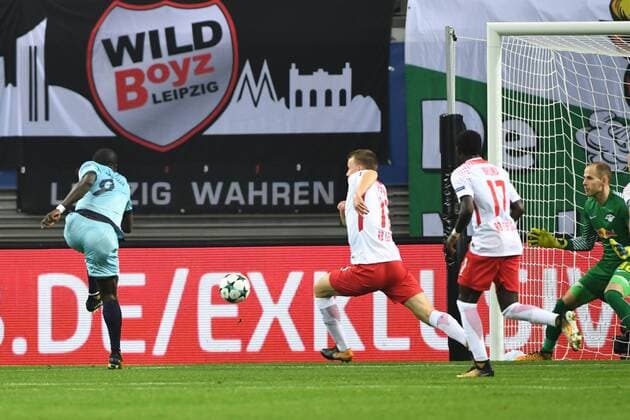 Fussball, Herren, Saison 2017 2018, Champions League (Gruppe G, 3. Spieltag), RB Leipzig - FC Porto, Vincent Aboubakar (Nr. 9, FC Porto) erzielt gegen TW Peter Gulacsi (Nr. 32, RB Leipzig) das Tor zum 1:1, 17.10. 2017, Copyright: xMatthiasxKochx