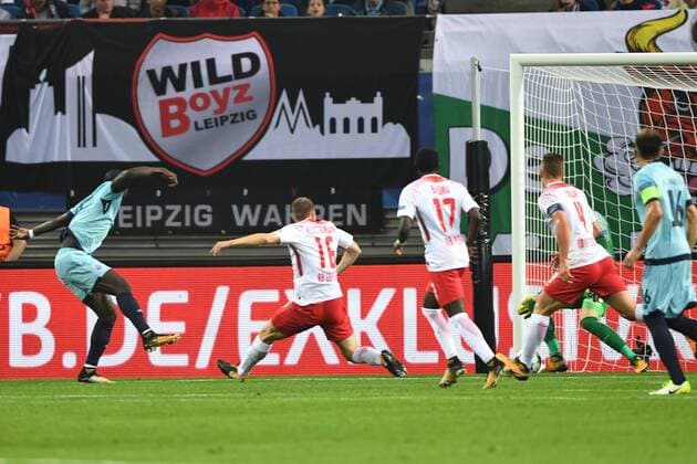 Fussball, Herren, Saison 2017 2018, Champions League (Gruppe G, 3. Spieltag), RB Leipzig - FC Porto, Vincent Aboubakar (Nr. 9, FC Porto) erzielt gegen TW Peter Gulacsi (Nr. 32, RB Leipzig) das Tor zum 1:1, 17.10. 2017, Copyright: xMatthiasxKochx