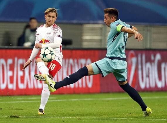 Emil Forsberg, Hector Herrera Aktion Spielszene Zweikampf Fußball Fussball UEFA CL Championsleague Herren Saison 2017 2018 17.10.2017 RB Leipzig RBL vs. FC Porto