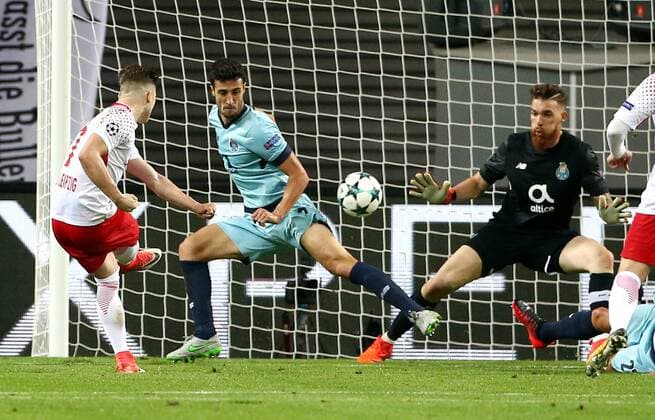 Marcel Sabitzer schießend, Ivan Marcano, Torwart Jose Sa Aktion Spielszene Zweikampf Fußball Fussball UEFA CL Championsleague Herren Saison 2017 2018 17.10.2017 RB Leipzig RBL vs. FC Porto